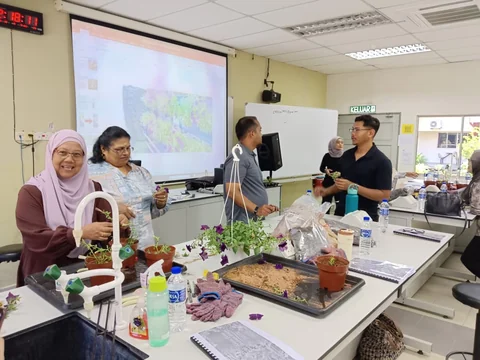 Peserta mencuba latihan tanaman hiasan bersama pengajar.