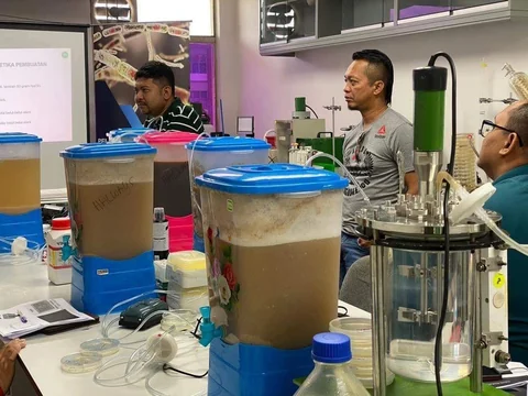 Demonstrasi bahan dan peralatan berkaitan teknologi mikroorganisma.