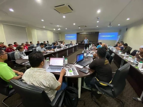 Pengajar berkongsi ilmu pertanian bersama peserta di bilik seminar.