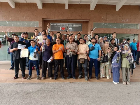 Peserta program AkademiTani bergambar bersama selepas sesi pembelajaran.
