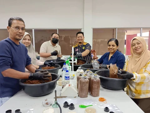 Peserta menyediakan media cendawan bersama dalam sesi praktikal.